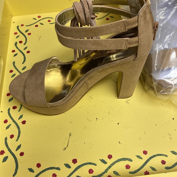 Ladies tan high heel suede shoes - Picture 3 of 6